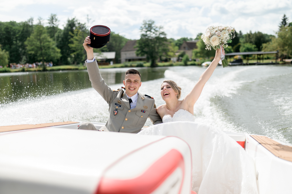 Portfolio Mariage Amandine et Alexis - Patrick PIERRE Photographe Les mariés dans le bateau au Moulin Sainte Agnes à Landelles. Patrick PIERRE Photographe de mariage à Chartres et destinations