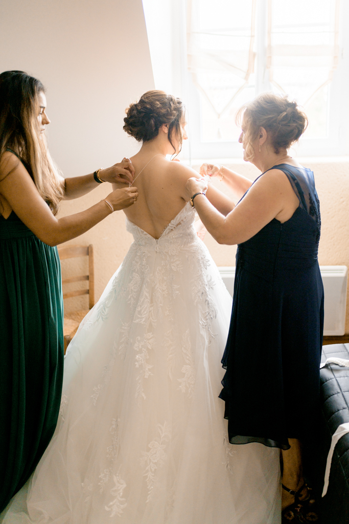 Conseils Mariage Chartres - Patrick PIERRE Photographe La mariée est habillée par ses proches au mariage d'Anne-Lise et Adrien au domaine de la valée aux pages. Patrick PIERRE photographe à Chartres, Paris et destinations. Suivez mes conseils?