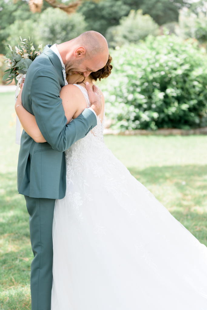 Mariages - portfolio - Patrick PIERRE Photographe - Patrick PIERRE Photographe Photographie du mariage d'un couple de mariés enlacés et ssous l'émotion au domaine de la vallée aux pages. Photographe Patrick PIERRE