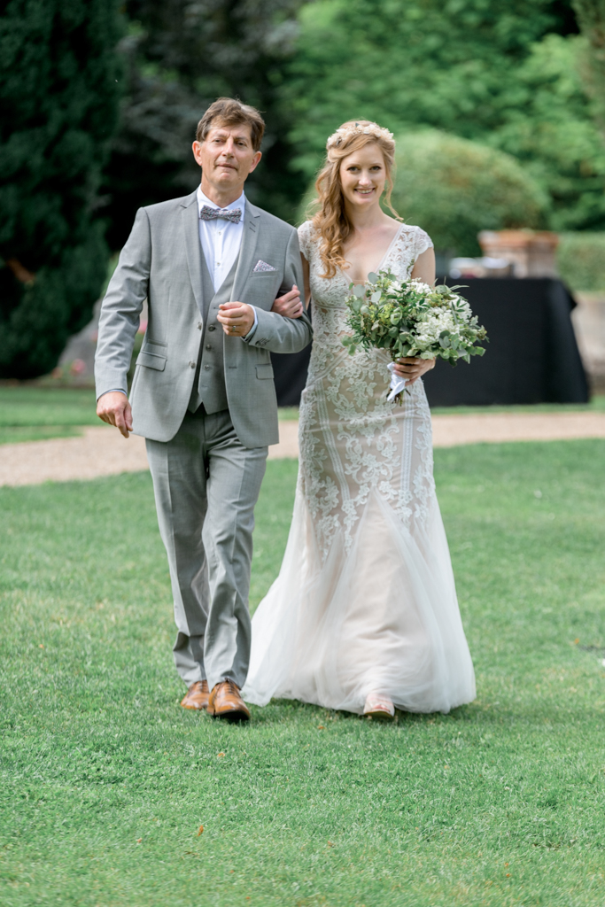 Conseils Mariage Chartres - Patrick PIERRE Photographe La mariée arrive avec son père pour la cérémonie laïque au mariage de Clara et Raphaël au Moulin XII - Patrick PIERRE photographe de mariage à Chartres