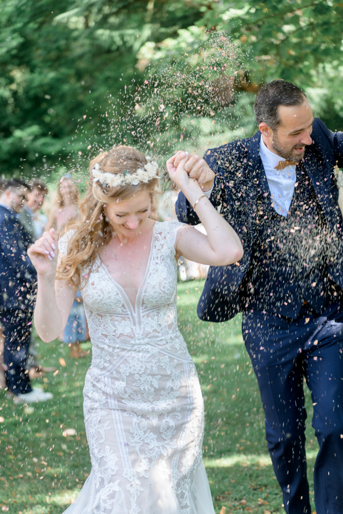 Mariages - portfolio - Patrick PIERRE Photographe - Patrick PIERRE Photographe Photographie du mariage d'un couple de mariés noyé dans un jet de pétales de fleur au Moulin XII. Photographe Patrick PIERRE