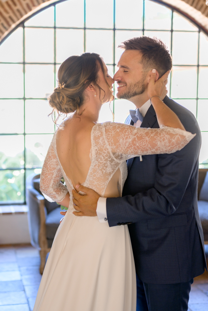 Conseils Mariage Chartres - Patrick PIERRE Photographe Les mariés s'embrassent au domaine de Montireau. Patrick PIERRE, photographe de mariage à Chartres et en Eure et Loir