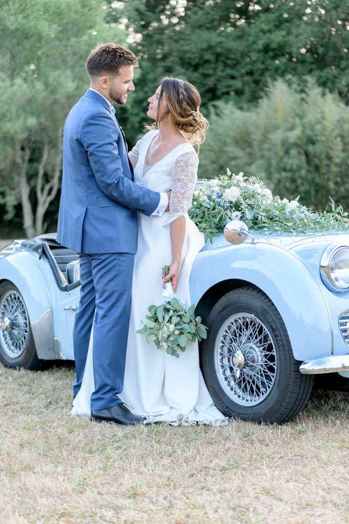 Accueil - Patrick PIERRE Photographe Photographie du mariage d'un couple de mariés au domaine de Montireau. Ils sont adossés à une voiture de collection. Photographe Patrick PIERRE