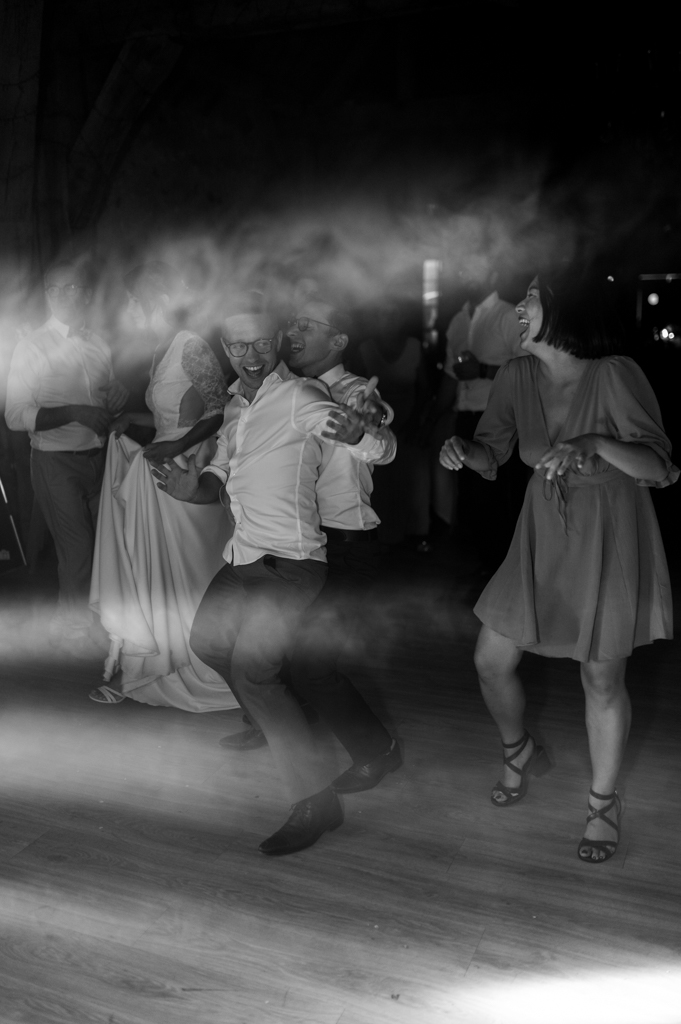 Conseils Mariage Chartres - Patrick PIERRE Photographe Les invités s'ammusent sur la piste de danse au domaine de Montireau. Patrick PIERRE, photographe de mariage à Chartres et en Eure et Loir