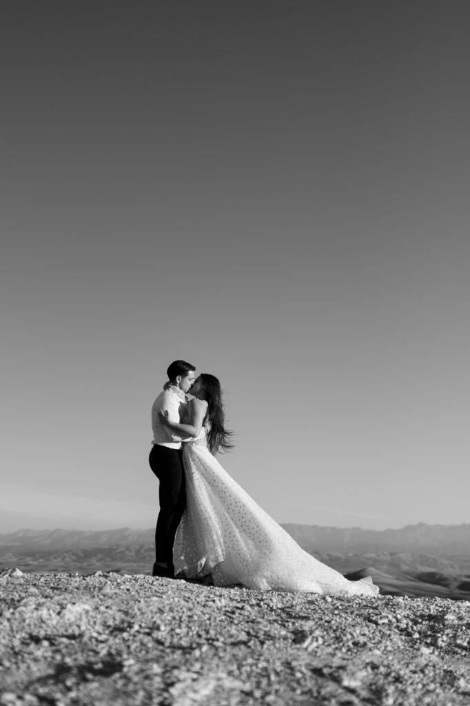 Les Tarifs - Patrick PIERRE Photographe couple de mariés au coucher de soleil dans le désert d'Agafay à Marrakech