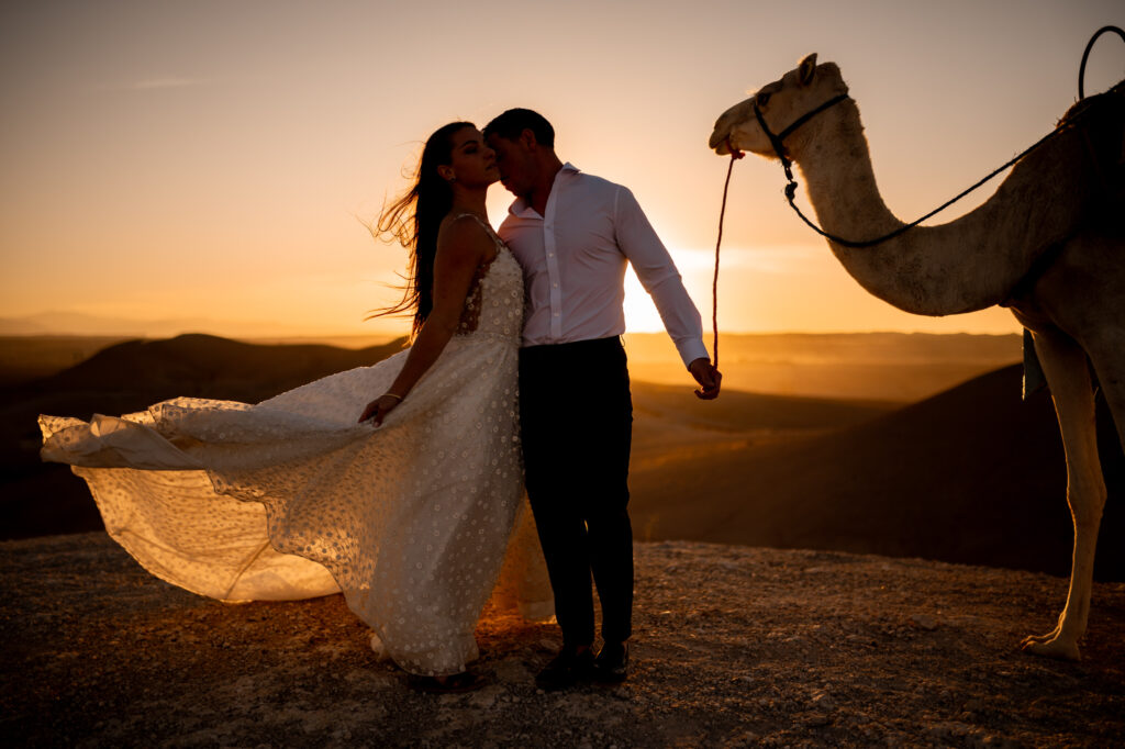 Photographe Mariage Lanzarote - Patrick PIERRE Photographe couple de mariés avec un dromadaire au coucher de soleil dans le désert d'Agafay à Marrakech