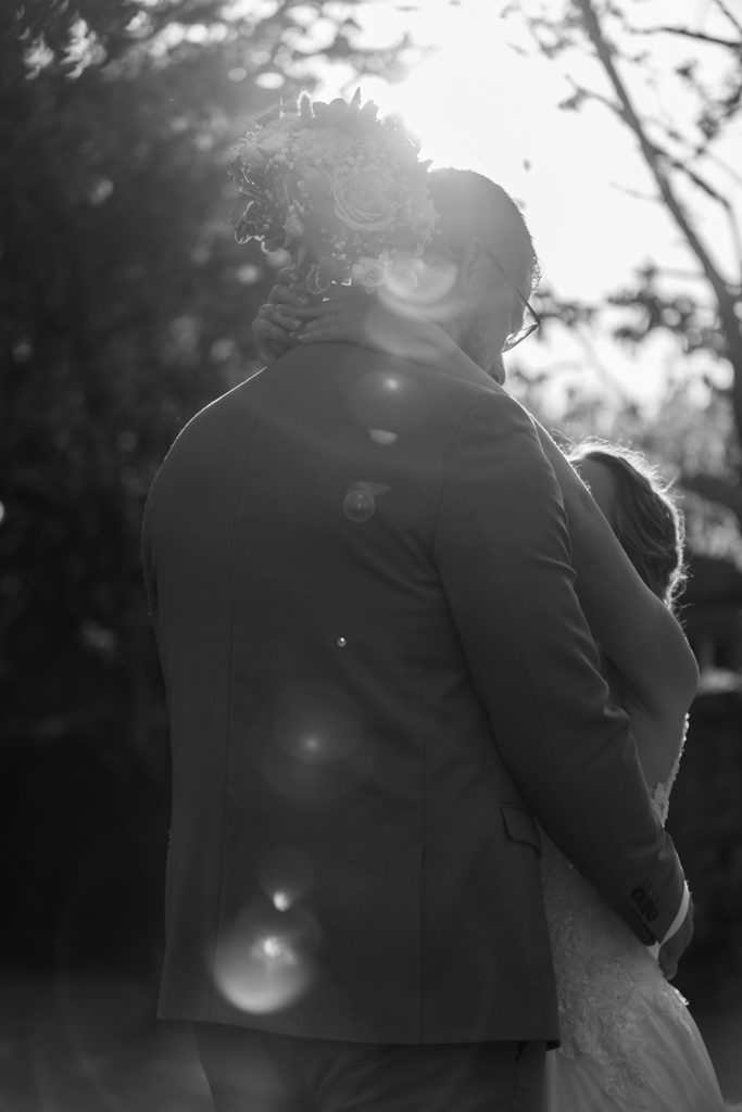Mariages - portfolio - Patrick PIERRE Photographe - Patrick PIERRE Photographe Photographie du mariage d'un couple de jeunes mariés en noir et blanc. La photo est prise à contre jour et le flair de l'objectif rend cette photo très romantique