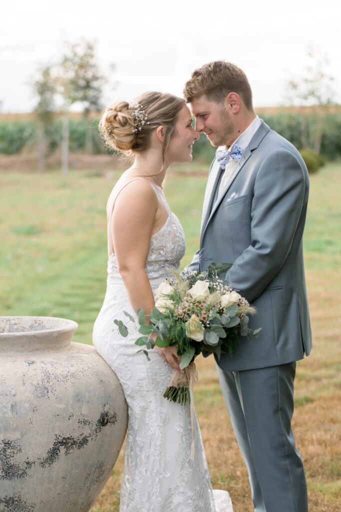 Mariages - portfolio - Patrick PIERRE Photographe - Patrick PIERRE Photographe Photographie du mariage d'un couple de jeunes mariés enlacés au domaine de Vaujoly. Photographe Patrick PIERRE