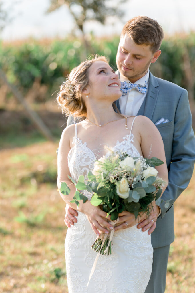 Portfolio Mariage Mélody et Benjamin - Patrick PIERRE Photographe Le couple de marié se regardent au domaine de vaujoly
