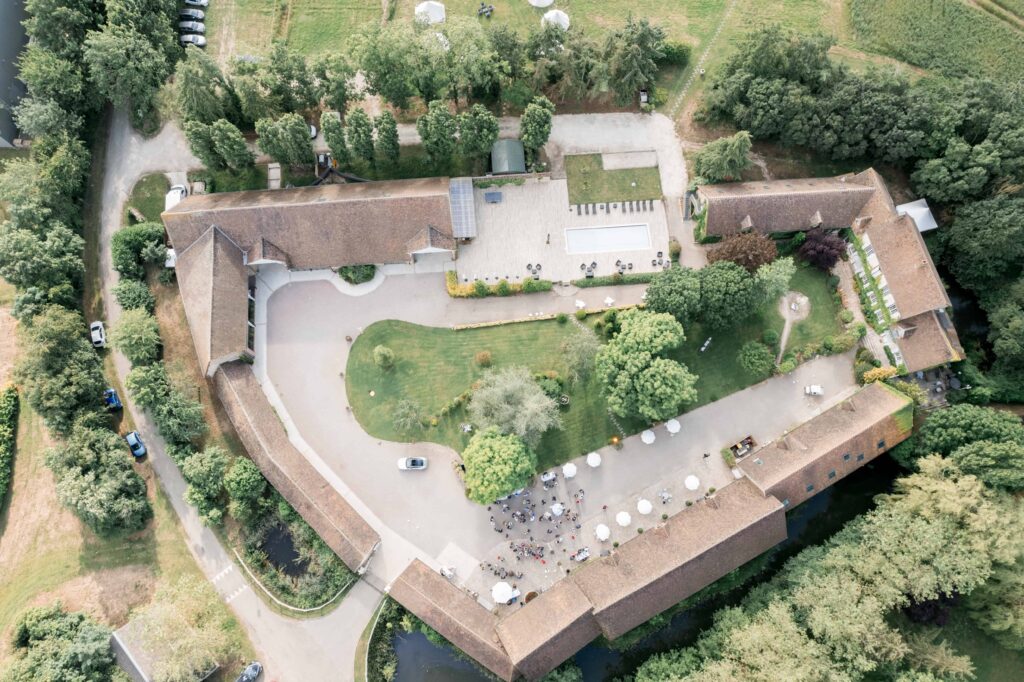 Partenaires - Patrick PIERRE Photographe Une photo par drone du domaine de Vaujoly lors d'un mariage. Le Domaine de Vaujoly dont noous sommes partenaires