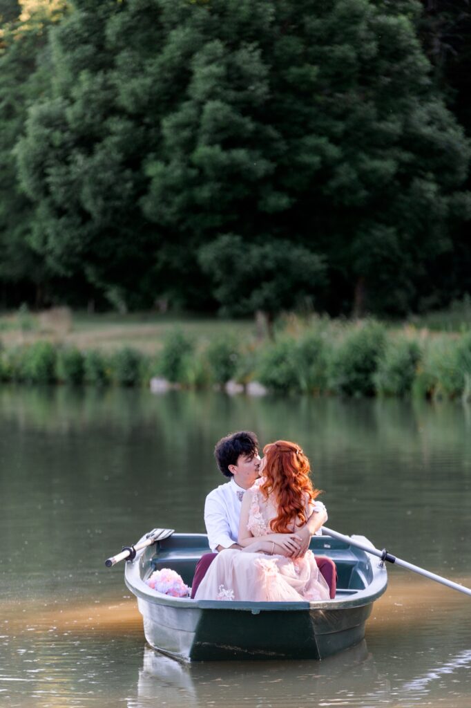 Photographe mariage Domaine de Thironne - Patrick PIERRE Photographe Les mariés s'embrassent dans la barque lors du mariage de Roxanne et Maxime à la villa du grand Parc. Patrick PIERRE photographe à Chartres