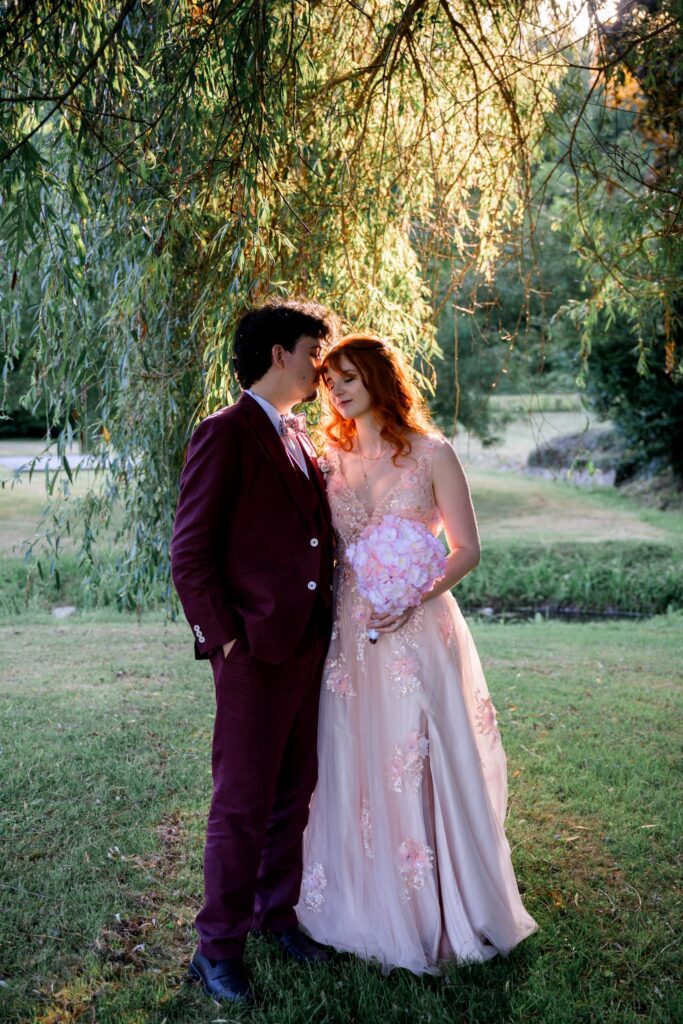 Mariages - portfolio - Patrick PIERRE Photographe - Patrick PIERRE Photographe Couple sous le saule pleureur lors du mariage de Roxanne et Maxime à la villa du grand Parc. Patrick PIERRE photographe à Chartres